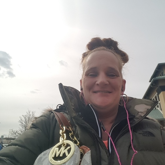 Meet your Posher, Veronica - Picture 2 of 2